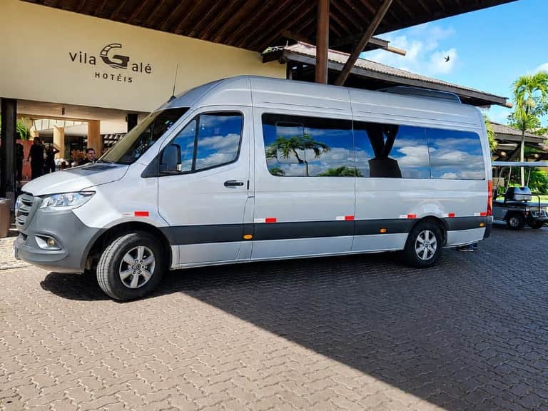 Van Mercedes-Benz na entrada do hotel Vila Galé, para passeios corporativos