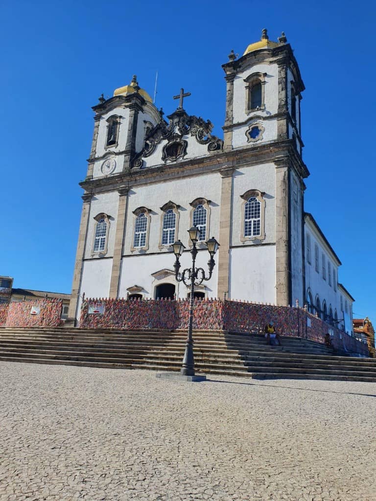 Igreja do Bonfim em Salvador, com as fitas coloridas no gradeado da escadaria